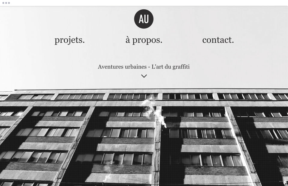 Page d'accueil d'un template de site artistique avec une photo animée de batiment en noir et blanc.