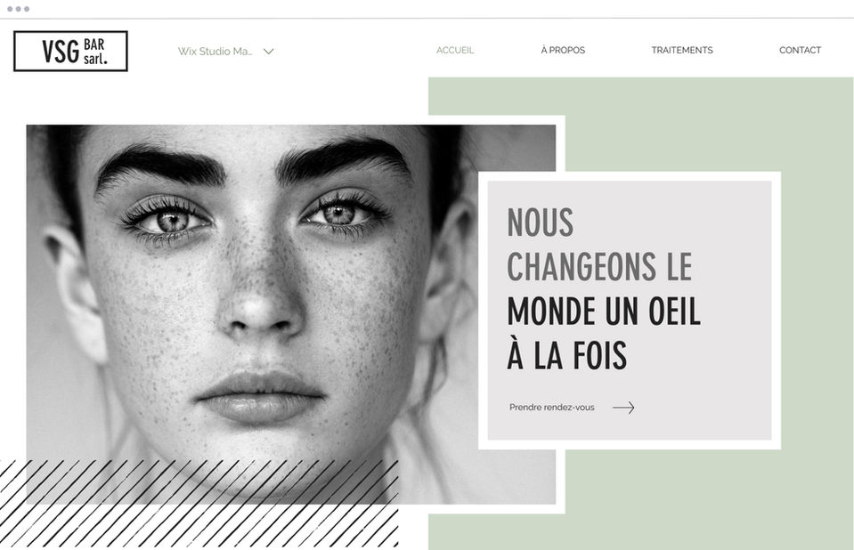 Page d'accueil d'un site de soins cosmétiques avec une photo d'un visage de femme en noir et blanc sur un fond vert clair et blanc.
