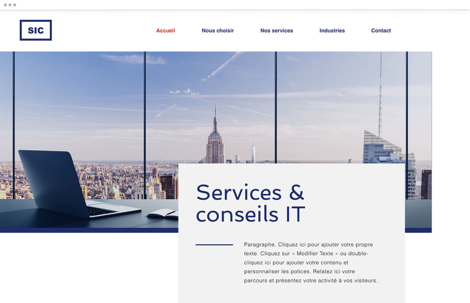 Page d'accueil d'un site de services informatique avec une photo de bureau et d'un ordinateur et un paysage de New York en fond d'écran.